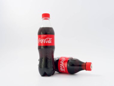 Gomel, Belarus-9 Nisan 2019: Coca Cola beyaz bir arka planda plastik bir şişe.