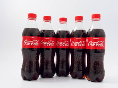 Gomel, Belarus-9 Nisan 2019: Coca Cola beyaz bir arka planda plastik bir şişe.