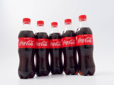 Gomel, Belarus-9 Nisan 2019: Coca Cola beyaz bir arka planda plastik bir şişe.