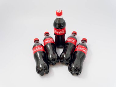 Gomel, Belarus-9 Nisan 2019: Coca Cola beyaz bir arka planda plastik bir şişe.