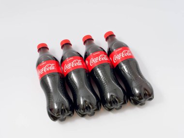 Gomel, Belarus-9 Nisan 2019: Coca Cola beyaz bir arka planda plastik bir şişe.