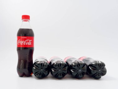 Gomel, Belarus-9 Nisan 2019: Coca Cola beyaz bir arka planda plastik bir şişe.