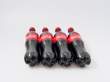 Gomel, Belarus-9 Nisan 2019: Coca Cola beyaz bir arka planda plastik bir şişe.