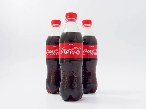 Gomel, Bělorusko-9. duben 2019: Coca Cola v plastové láhvi na bílém pozadí. — Stock fotografie