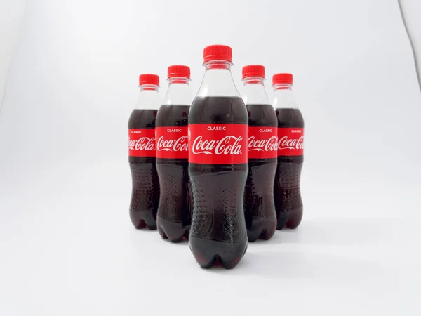 Gomel, Vitryssland-April 9, 2019: Coca Cola i en plast flaska på en vit bakgrund. — Stockfoto