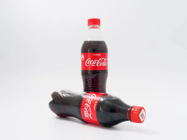 GOMEL, BELARUS - 9 AVRIL 2019 : Coca Cola dans une bouteille en plastique sur fond blanc . — Photo