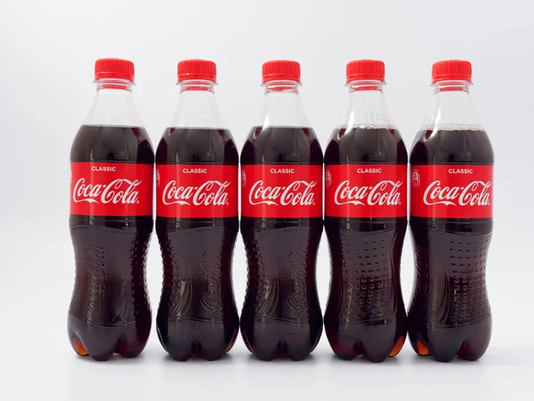 Gomel, Vitryssland-April 9, 2019: Coca Cola i en plast flaska på en vit bakgrund. — Stockfoto