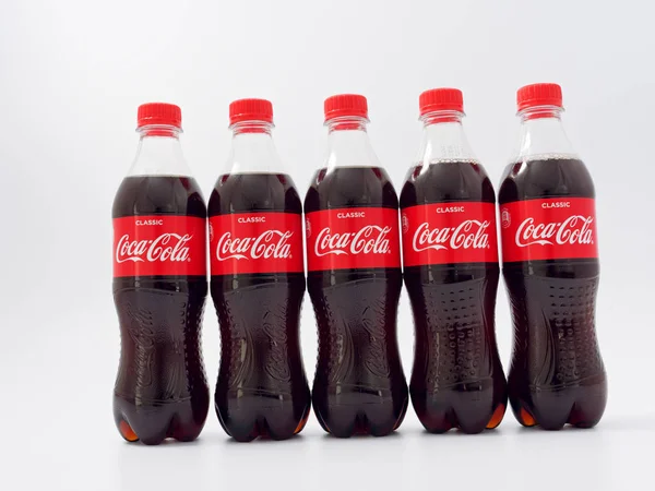 Gomel, Vitryssland-April 9, 2019: Coca Cola i en plast flaska på en vit bakgrund. — Stockfoto