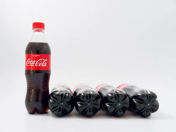 GOMEL, BELARUS - 9 de abril de 2019: Coca-Cola em garrafa de plástico sobre fundo branco . — Fotografia de Stock