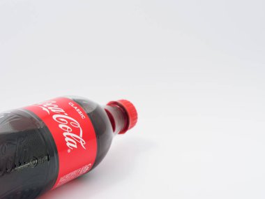 Gomel, Belarus-9 Nisan 2019: Coca Cola beyaz bir arka planda plastik bir şişe.