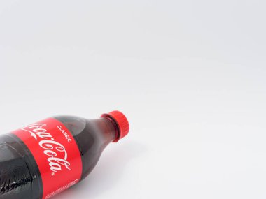 Gomel, Belarus-9 Nisan 2019: Coca Cola beyaz bir arka planda plastik bir şişe.