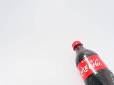 Gomel, Belarus-9 Nisan 2019: Coca Cola beyaz bir arka planda plastik bir şişe.