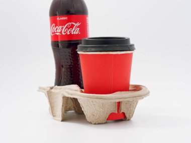 Gomel, Belarus-9 Nisan 2019: Coca Cola beyaz bir arka planda plastik bir şişe.