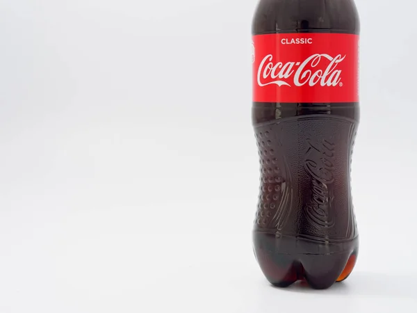 GOMEL, BELARUS - 9 de abril de 2019: Coca-Cola em garrafa de plástico sobre fundo branco . — Fotografia de Stock