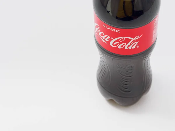 Гомель, Білорусь-9 квітня, 2019: Coca Cola в пластикової пляшки на білому тлі. — стокове фото