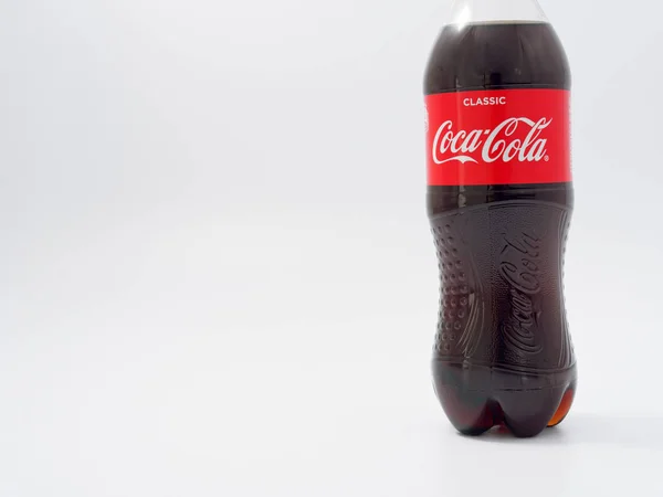 白俄罗斯戈梅利-2019年4月9日: 可口可乐在一个塑料瓶在白色背景. — 图库照片