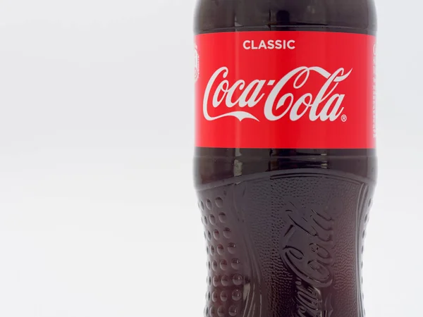 Gomel, Wit-Rusland-9 april 2019: Coca Cola in een plastic fles op een witte achtergrond. — Stockfoto