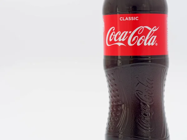 Гомель, Білорусь-9 квітня, 2019: Coca Cola в пластикової пляшки на білому тлі. — стокове фото