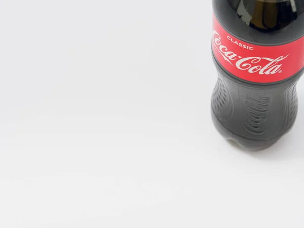 ゴメル、ベラルーシ-4 月9日、2019: 白い背景のプラスチックボトルのコカコーラ. — ストック写真