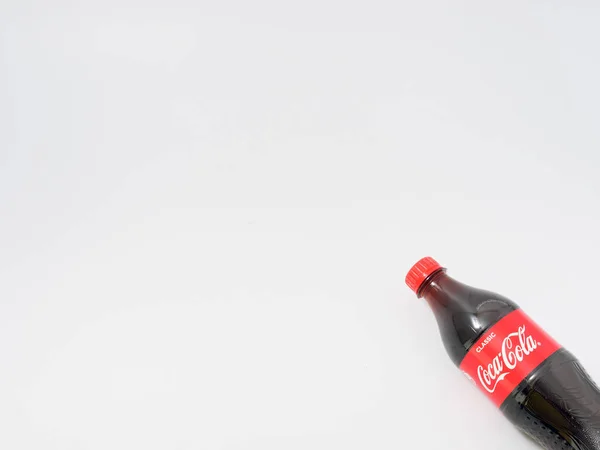 GOMEL, BELARUS - 9 AVRIL 2019 : Coca Cola dans une bouteille en plastique sur fond blanc . — Photo