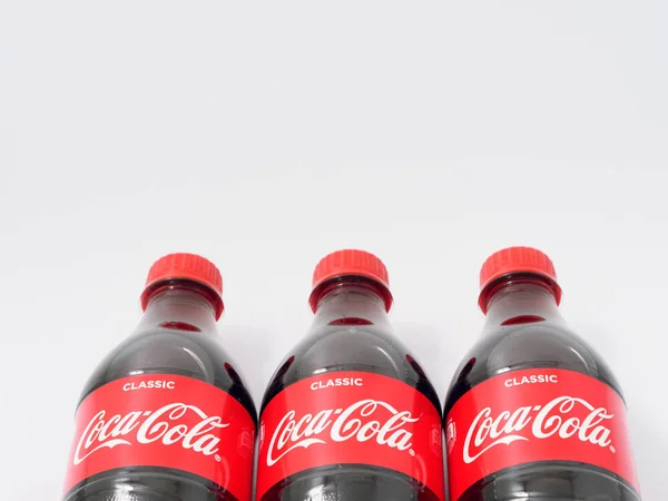 Гомель, Білорусь-9 квітня, 2019: Coca Cola в пластикової пляшки на білому тлі. — стокове фото