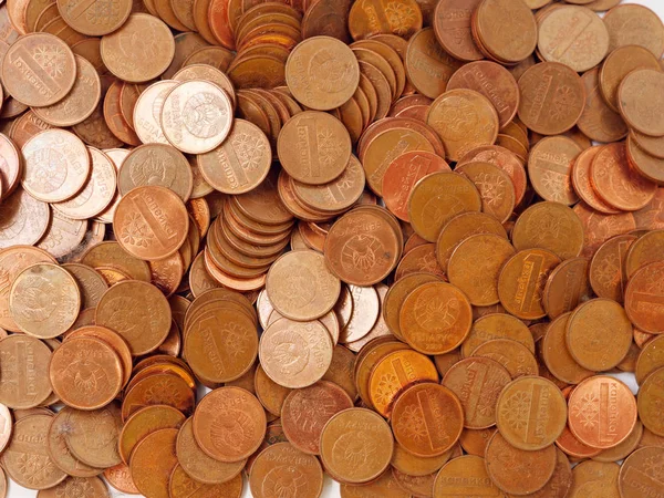 GOMEL, BÉLARO - 9 DE ABRIL DE 2019: Monedas bielorrusas a granel sobre fondo blanco . — Foto de Stock