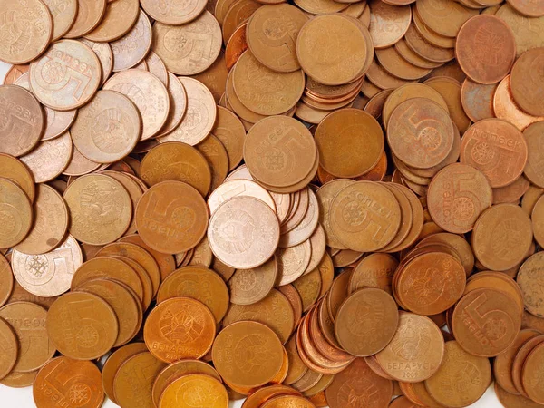 GOMEL, BÉLARO - 9 DE ABRIL DE 2019: Monedas bielorrusas a granel sobre fondo blanco . — Foto de Stock