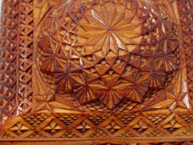 Beyaz arka planda eski güzel ahşap kutu