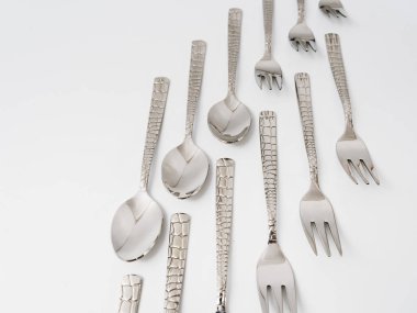 Beyaz arka planda çatal çatal ve kaşıkları