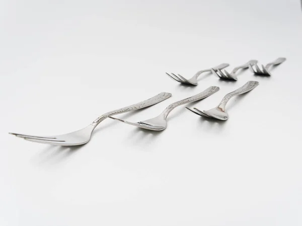 Tenedores de cubiertos y cucharas sobre un fondo blanco — Foto de Stock