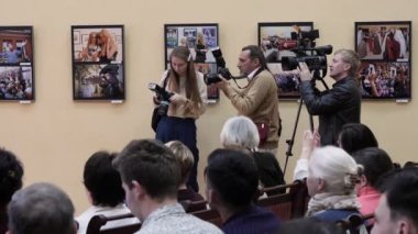 Gomel, Belarus-10 Nisan 2019:100 Gomel Herzen Şehir Kütüphanesi yıl. Fotoğraf sergisinin açılışı.