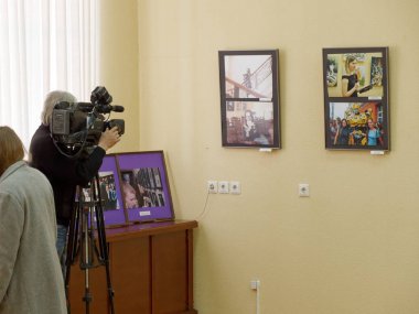 Gomel, Belarus-10 Nisan 2019:100 Gomel Herzen Şehir Kütüphanesi yıl. Fotoğraf sergisinin açılışı.