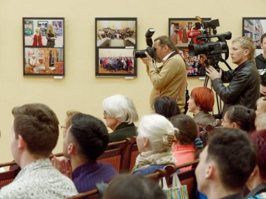 Gomel, Belarus-10 Nisan 2019:100 Gomel Herzen Şehir Kütüphanesi yıl. Fotoğraf sergisinin açılışı.