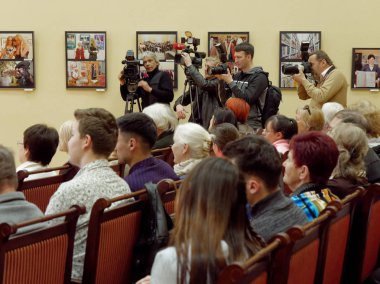 Gomel, Belarus-10 Nisan 2019:100 Gomel Herzen Şehir Kütüphanesi yıl. Fotoğraf sergisinin açılışı.