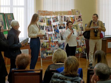 Gomel, Belarus-10 Nisan 2019:100 Gomel Herzen Şehir Kütüphanesi yıl. Fotoğraf sergisinin açılışı.
