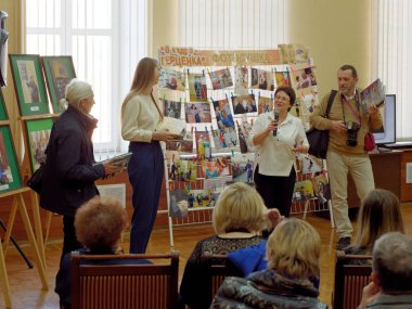 Gomel, Belarus-10 Nisan 2019:100 Gomel Herzen Şehir Kütüphanesi yıl. Fotoğraf sergisinin açılışı.