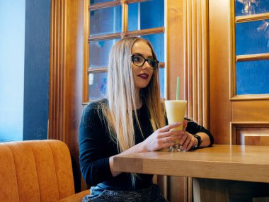 karşılamak için bekleyen bir kafede masada güzel kız