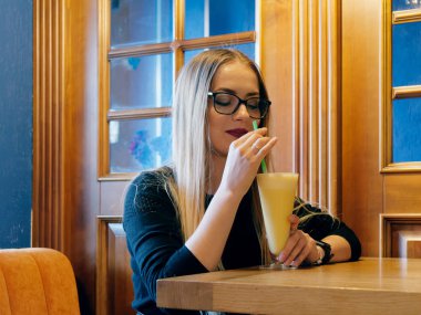 karşılamak için bekleyen bir kafede masada güzel kız