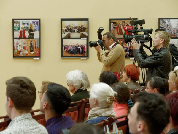 Gomel, Weißrussland - 10. April 2019: 100 Jahre Stadtbibliothek Gomel Herzen. Eröffnung der Fotoausstellung. — Stockfoto