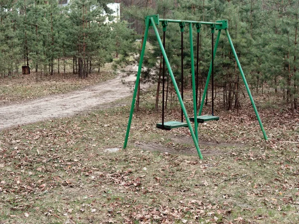 Barnens Swing i rekreationsområdet i skogen — Stockfoto