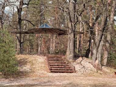 Gomel, Beyaz Rusya - 14 Nisan 2019: Rekreasyon merkezi Rancho. ormanda güzel sanat çardak.