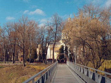 Gomel, Beyaz Rusya - 14 Nisan 2019: İlkbaharda Peter ve Paul Katedrali.