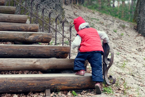 The boy himself climbs the steep stairs — Stock Photo, Image