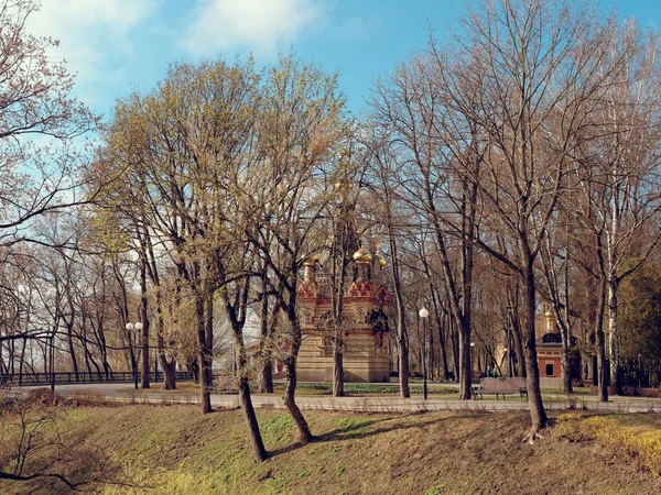 Gomel, Fehéroroszország-április 14, 2019: Péter és Pál székesegyház tavasszal. — Stock Fotó