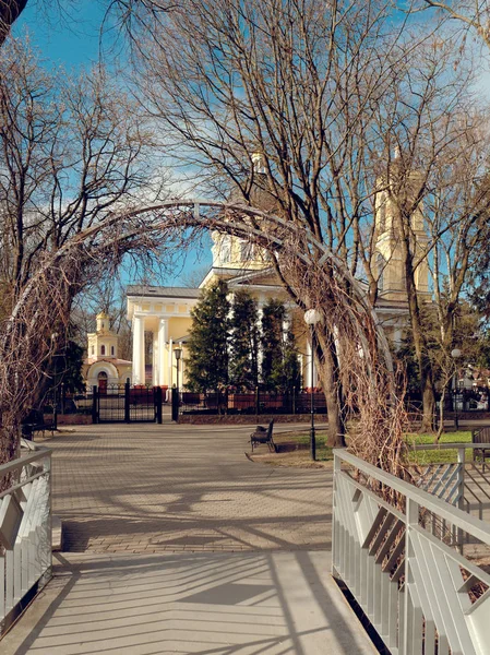 GOMEL, BELARUS - 14 de abril de 2019: Catedral de Pedro e Paulo na primavera . — Fotografia de Stock