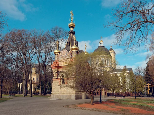 Gomel, Weißrussland - 14. April 2019: Peter- und Paulskirche im Frühling. — Stockfoto