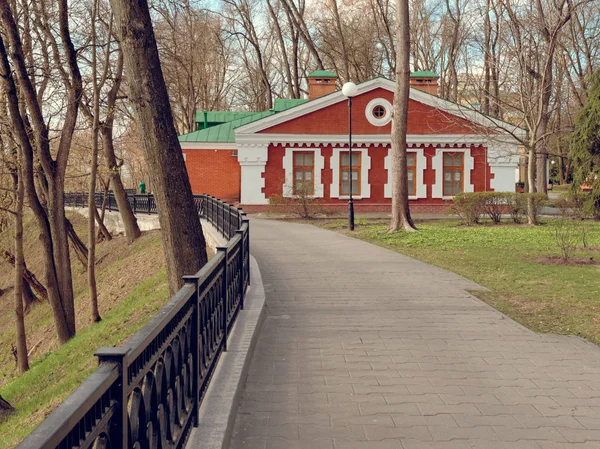 Гомель, Білорусь — 14 квітня 2019: весняний палац Паскевича. — стокове фото