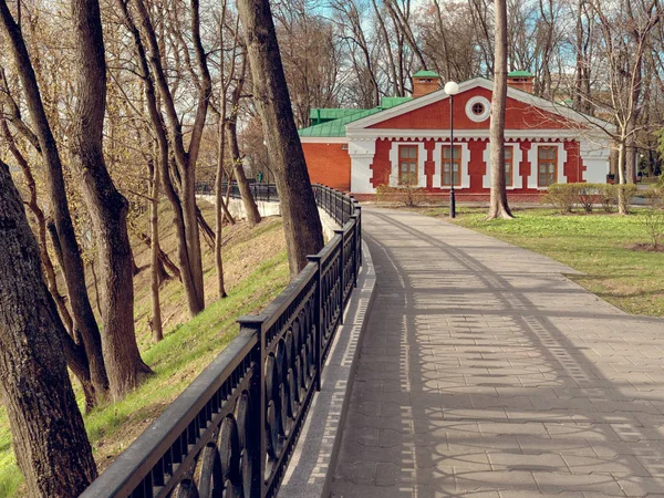 Gomel, Białoruś-14 kwietnia 2019: Pałac Paszkiewicz wiosną. — Zdjęcie stockowe