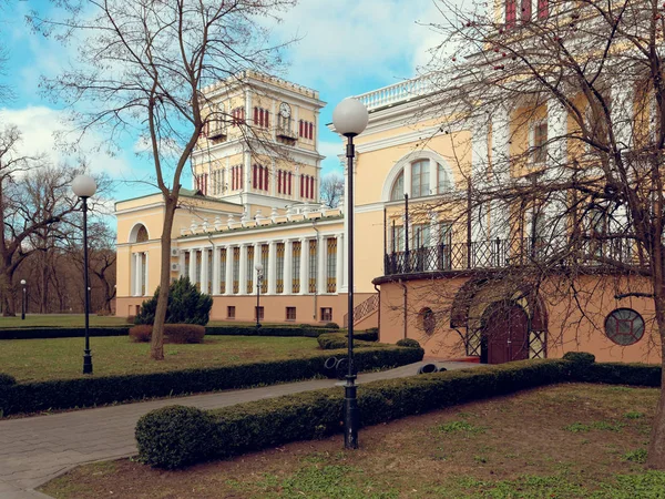 Gomel, Weißrussland - 14. April 2019: Paskewitsch-Palast im Frühling. — Stockfoto