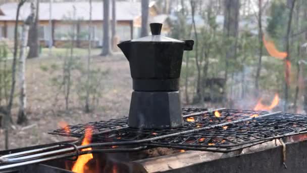 Grillen Brænder Ild Forberede Kaffe Ilden – Stock-video